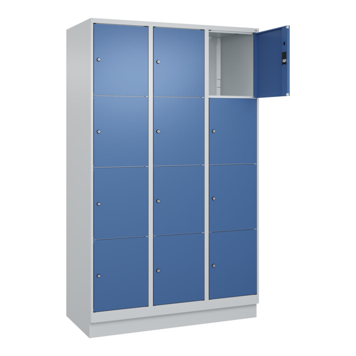 C+P Schließfachschrank Classic PLUS, Sockel, 3 Abteile, 1950x1200x500mm, 7035/50 Innenhöhe Gefach oben (oberes 453 mm Front RAL 5023 Fernblau