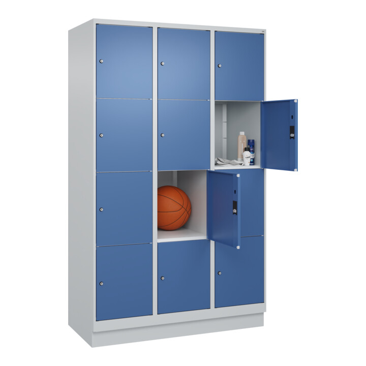 C+P Schließfachschrank Classic PLUS, Sockel, 3 Abteile, 1950x1200x500mm, 7035/50 Innenhöhe Gefach oben (oberes 453 mm Front RAL 5023 Fernblau