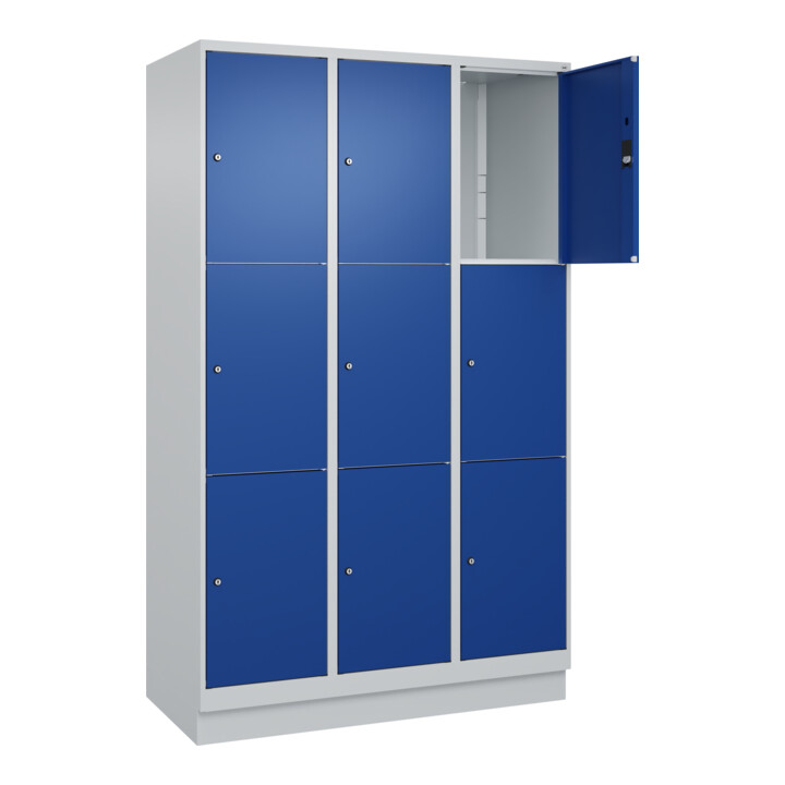 C+P Schließfachschrank Classic PLUS, Sockel, 3 Abteile, 1950x1200x500mm, 7035/50 Innenhöhe Gefach oben (oberes 599 mm Front RAL 5010 Enzianblau