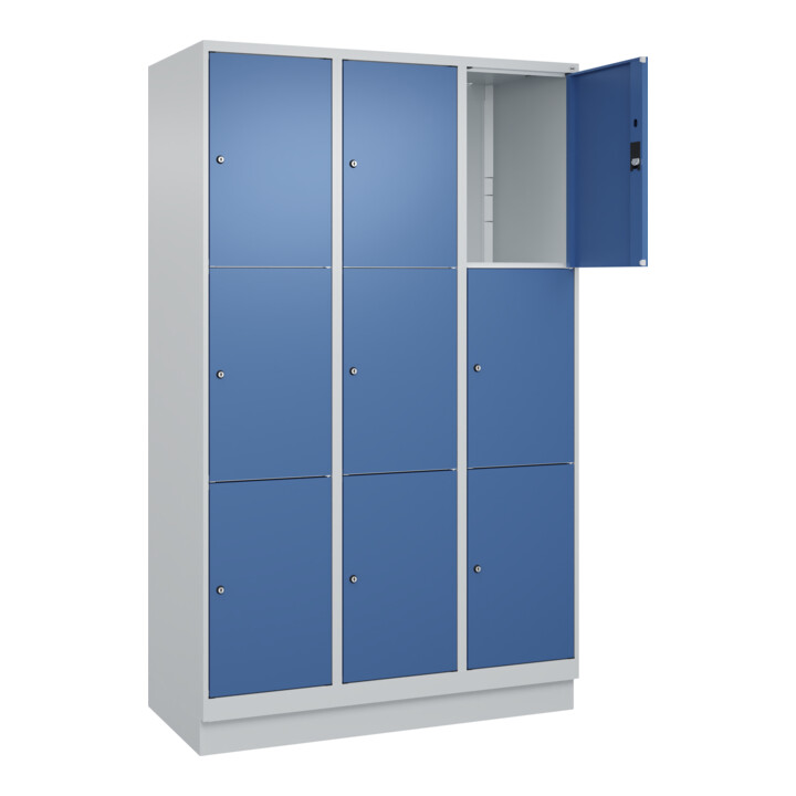 C+P Schließfachschrank Classic PLUS, Sockel, 3 Abteile, 1950x1200x500mm, 7035/50 Innenhöhe Gefach oben (oberes 599 mm Front RAL 5023 Fernblau