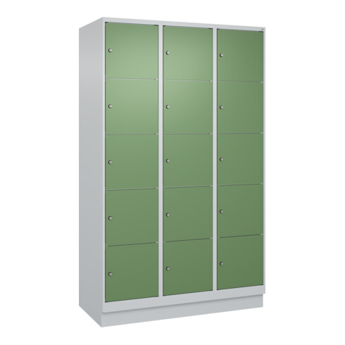 C+P Schließfachschrank Classic PLUS, Sockel, 3 Abteile, 1950x1200x500mm, 7035/60 Innenhöhe Gefach oben (oberes 365 mm Front RAL 6011 Resedagrün