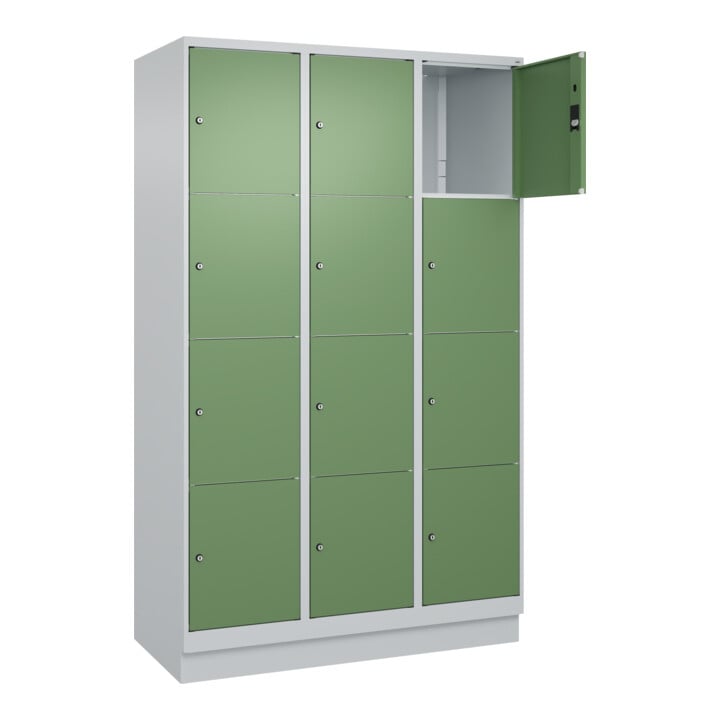 C+P Schließfachschrank Classic PLUS, Sockel, 3 Abteile, 1950x1200x500mm, 7035/60 Innenhöhe Gefach oben (oberes 453 mm Front RAL 6011 Resedagrün