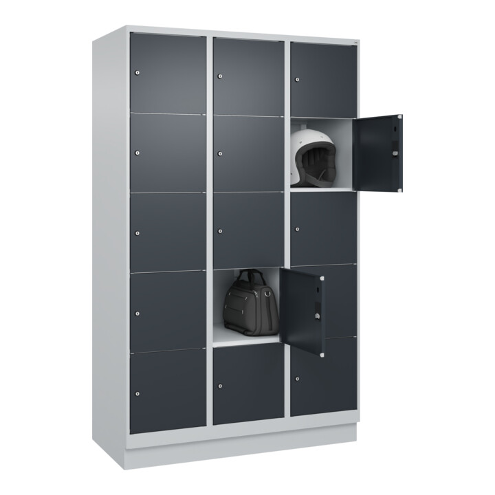 C+P Schließfachschrank Classic PLUS, Sockel, 3 Abteile, 1950x1200x500mm, 7035/70 Innenhöhe Gefach oben (oberes 365 mm Front RAL 7016 Anthrazitgrau