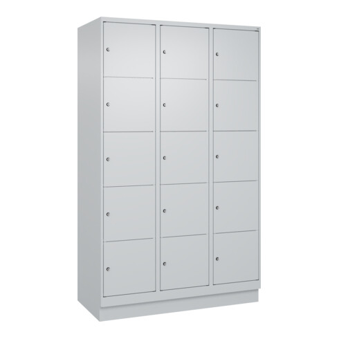 C+P Schließfachschrank Classic PLUS, Sockel, 3 Abteile, 1950x1200x500mm, 7035/70 Innenhöhe Gefach oben (oberes 365 mm Front RAL 7035 Lichtgrau