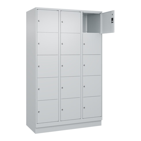 C+P Schließfachschrank Classic PLUS, Sockel, 3 Abteile, 1950x1200x500mm, 7035/70 Innenhöhe Gefach oben (oberes 365 mm Front RAL 7035 Lichtgrau