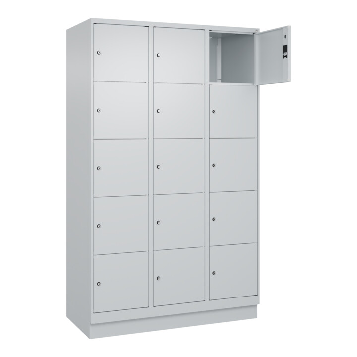 C+P Schließfachschrank Classic PLUS, Sockel, 3 Abteile, 1950x1200x500mm, 7035/70 Innenhöhe Gefach oben (oberes 365 mm Front RAL 7035 Lichtgrau