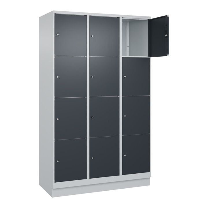 C+P Schließfachschrank Classic PLUS, Sockel, 3 Abteile, 1950x1200x500mm, 7035/70 Innenhöhe Gefach oben (oberes 453 mm Front RAL 7016 Anthrazitgrau