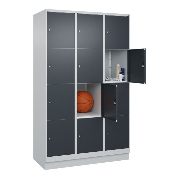 C+P Schließfachschrank Classic PLUS, Sockel, 3 Abteile, 1950x1200x500mm, 7035/70 Innenhöhe Gefach oben (oberes 453 mm Front RAL 7016 Anthrazitgrau