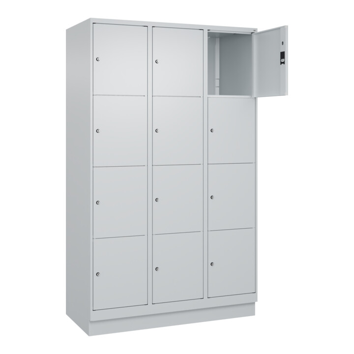 C+P Schließfachschrank Classic PLUS, Sockel, 3 Abteile, 1950x1200x500mm, 7035/70 Innenhöhe Gefach oben (oberes 453 mm Front RAL 7035 Lichtgrau