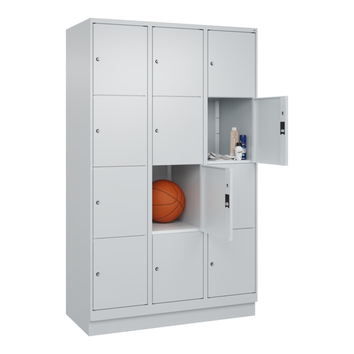 C+P Schließfachschrank Classic PLUS, Sockel, 3 Abteile, 1950x1200x500mm, 7035/70 Innenhöhe Gefach oben (oberes 453 mm Front RAL 7035 Lichtgrau