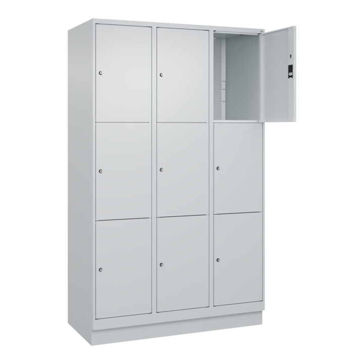 C+P Schließfachschrank Classic PLUS, Sockel, 3 Abteile, 1950x1200x500mm, 7035/70 Innenhöhe Gefach oben (oberes 599 mm Front RAL 7035 Lichtgrau