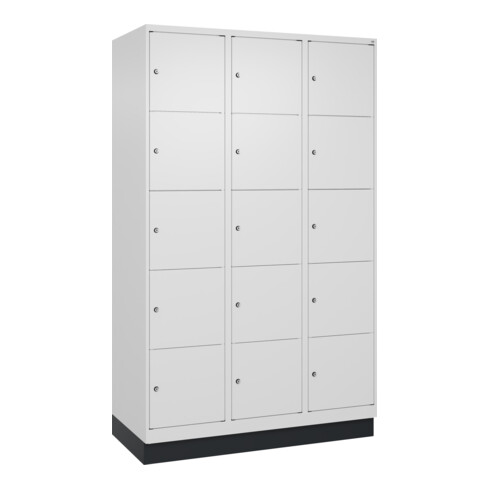 C+P Schließfachschrank Classic PLUS, Sockel, 3 Abteile, 1950x1200x500mm, 9016/90 Innenhöhe Gefach oben (oberes 365 mm Front RAL 9016 Verkehrsweiß