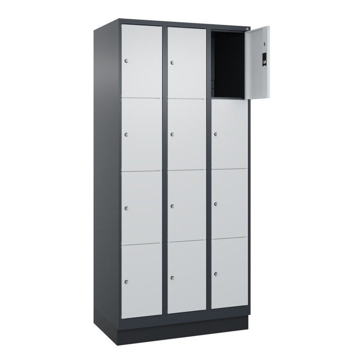 C+P Schließfachschrank Classic PLUS, Sockel, 3 Abteile, 1950x900x500mm, 7016/703 Innenhöhe Gefach oben (oberes 453 mm Front RAL 7035 Lichtgrau
