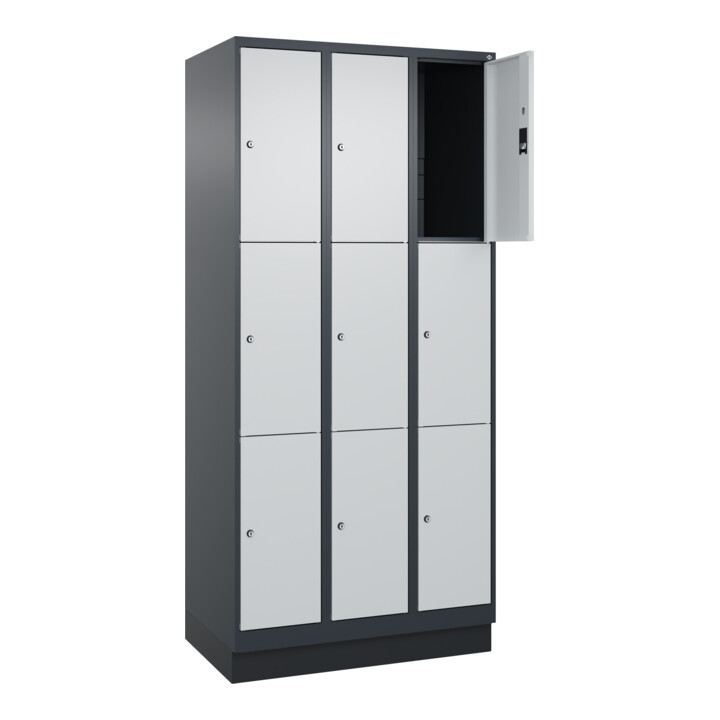 C+P Schließfachschrank Classic PLUS, Sockel, 3 Abteile, 1950x900x500mm, 7016/703 Innenhöhe Gefach oben (oberes 599 mm Front RAL 7035 Lichtgrau