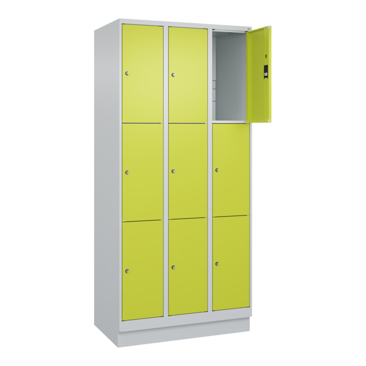 C+P Schließfachschrank Classic PLUS, Sockel, 3 Abteile, 1950x900x500mm, 7035/002 Innenhöhe Gefach oben (oberes 599 mm Front 1108060 RDS Viridingrün