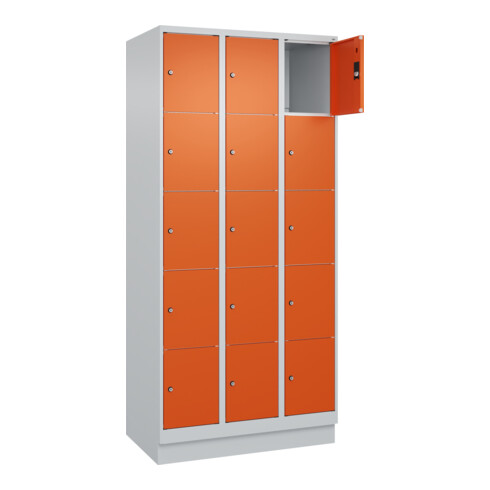 C+P Schließfachschrank Classic PLUS, Sockel, 3 Abteile, 1950x900x500mm, 7035/200 Innenhöhe Gefach oben (oberes 365 mm Front RAL 2004 Reinorange