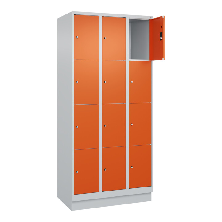 C+P Schließfachschrank Classic PLUS, Sockel, 3 Abteile, 1950x900x500mm, 7035/200 Innenhöhe Gefach oben (oberes 453 mm Front RAL 2004 Reinorange