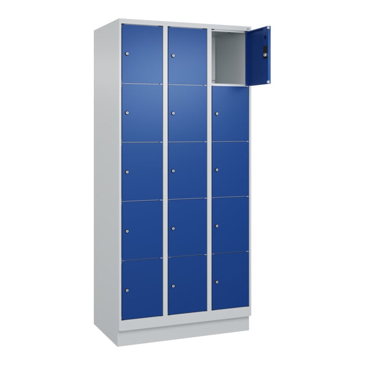 C+P Schließfachschrank Classic PLUS, Sockel, 3 Abteile, 1950x900x500mm, 7035/501 Innenhöhe Gefach oben (oberes 365 mm Front RAL 5010 Enzianblau