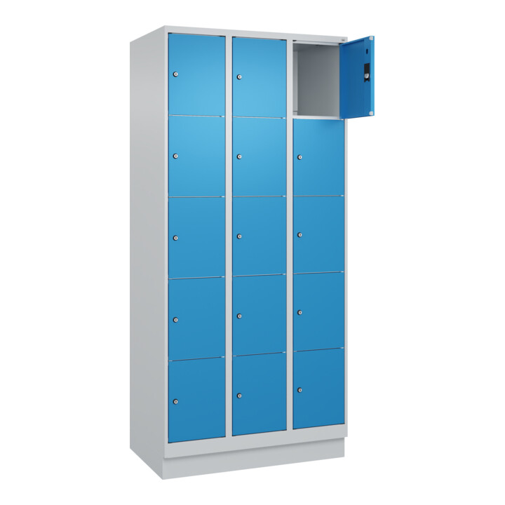 C+P Schließfachschrank Classic PLUS, Sockel, 3 Abteile, 1950x900x500mm, 7035/501 Innenhöhe Gefach oben (oberes 365 mm Front RAL 5012 Lichtblau