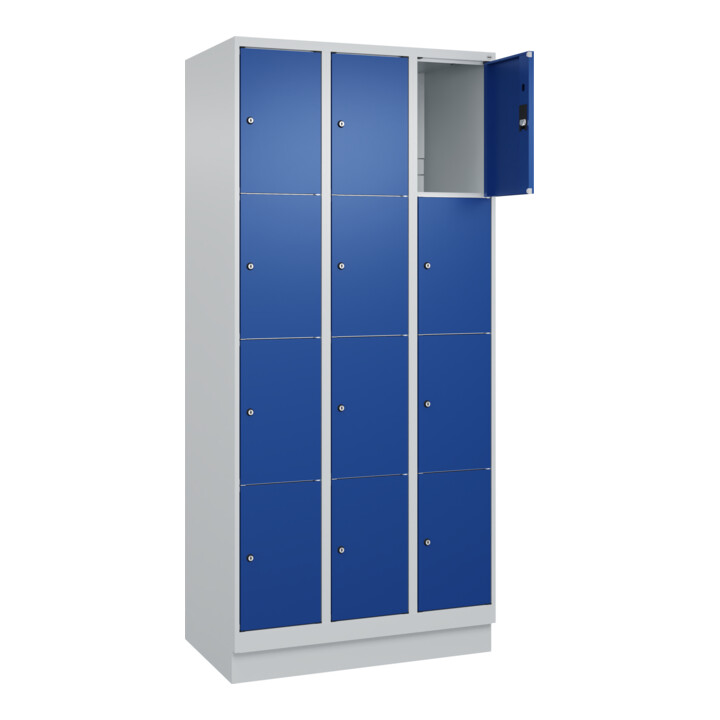 C+P Schließfachschrank Classic PLUS, Sockel, 3 Abteile, 1950x900x500mm, 7035/501 Innenhöhe Gefach oben (oberes 453 mm Front RAL 5010 Enzianblau