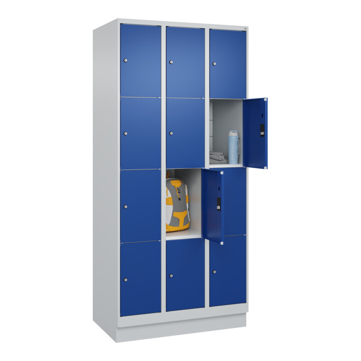 C+P Schließfachschrank Classic PLUS, Sockel, 3 Abteile, 1950x900x500mm, 7035/501 Innenhöhe Gefach oben (oberes 453 mm Front RAL 5010 Enzianblau