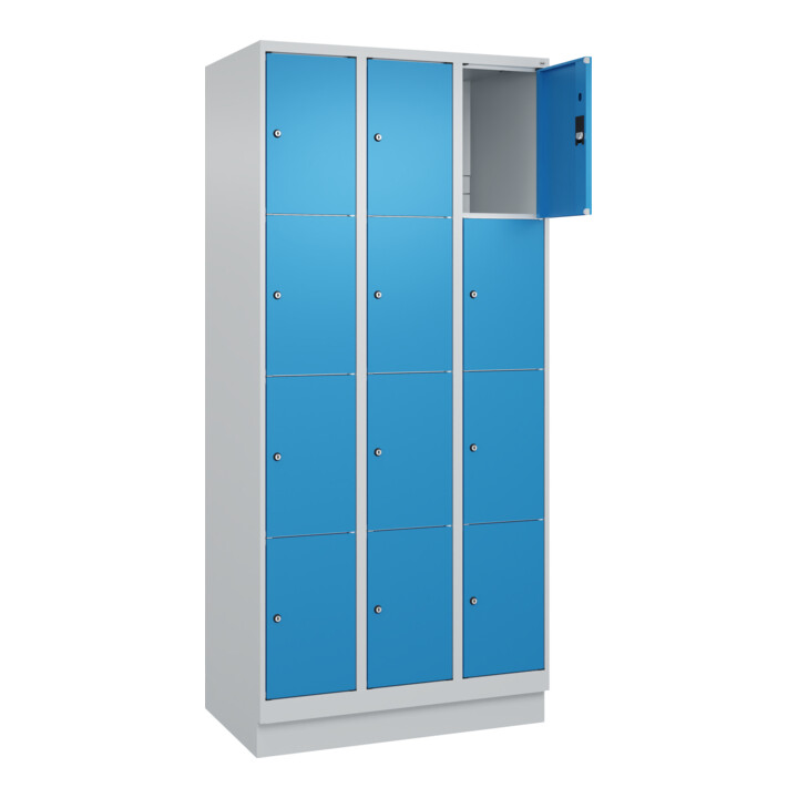 C+P Schließfachschrank Classic PLUS, Sockel, 3 Abteile, 1950x900x500mm, 7035/501 Innenhöhe Gefach oben (oberes 453 mm Front RAL 5012 Lichtblau