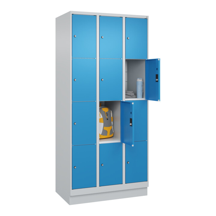 C+P Schließfachschrank Classic PLUS, Sockel, 3 Abteile, 1950x900x500mm, 7035/501 Innenhöhe Gefach oben (oberes 453 mm Front RAL 5012 Lichtblau