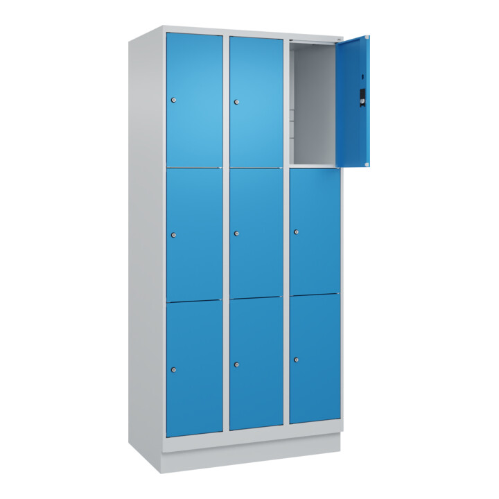 C+P Schließfachschrank Classic PLUS, Sockel, 3 Abteile, 1950x900x500mm, 7035/501 Innenhöhe Gefach oben (oberes 599 mm Front RAL 5012 Lichtblau