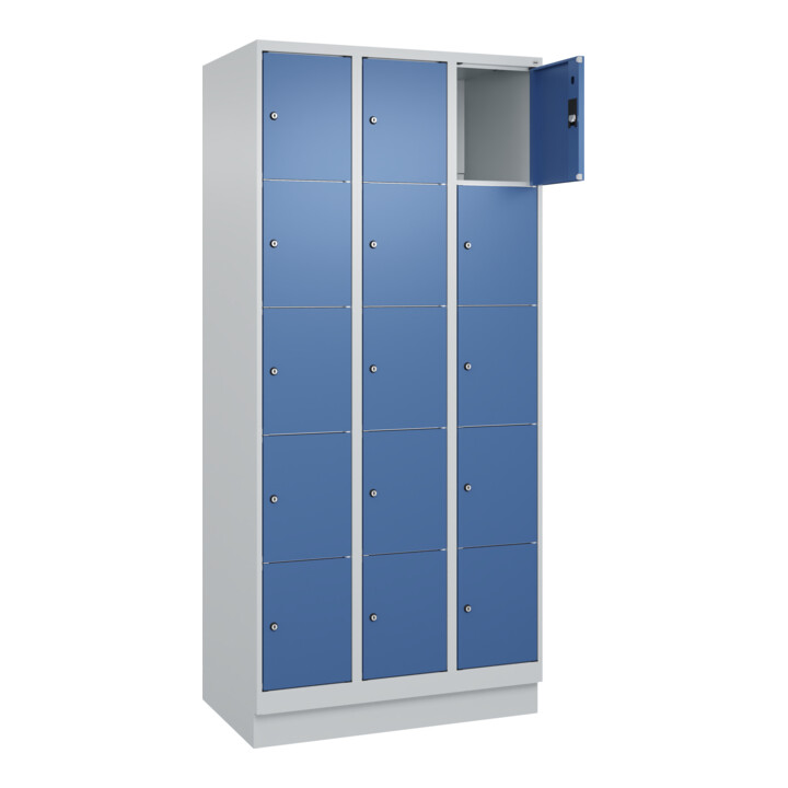 C+P Schließfachschrank Classic PLUS, Sockel, 3 Abteile, 1950x900x500mm, 7035/502 Innenhöhe Gefach oben (oberes 365 mm Front RAL 5023 Fernblau
