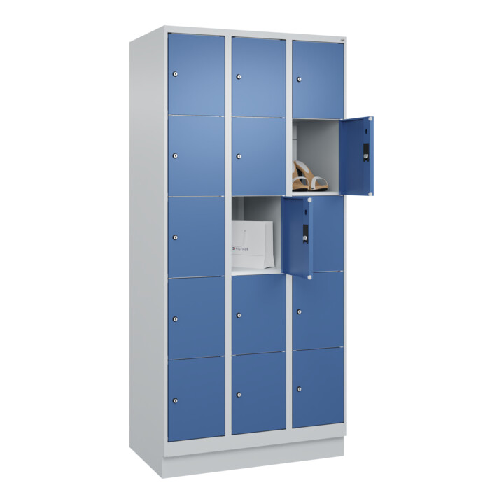 C+P Schließfachschrank Classic PLUS, Sockel, 3 Abteile, 1950x900x500mm, 7035/502 Innenhöhe Gefach oben (oberes 365 mm Front RAL 5023 Fernblau