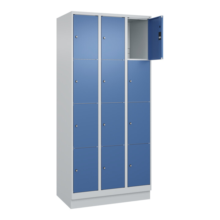C+P Schließfachschrank Classic PLUS, Sockel, 3 Abteile, 1950x900x500mm, 7035/502 Innenhöhe Gefach oben (oberes 453 mm Front RAL 5023 Fernblau