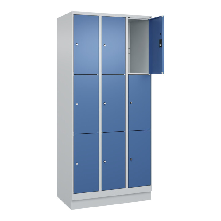 C+P Schließfachschrank Classic PLUS, Sockel, 3 Abteile, 1950x900x500mm, 7035/502 Innenhöhe Gefach oben (oberes 599 mm Front RAL 5023 Fernblau
