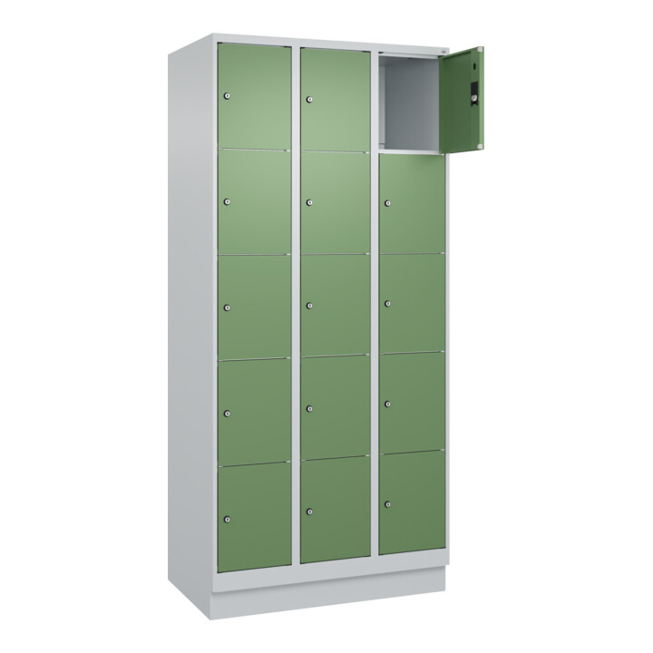 C+P Schließfachschrank Classic PLUS, Sockel, 3 Abteile, 1950x900x500mm, 7035/601 Innenhöhe Gefach oben (oberes 365 mm Front RAL 6011 Resedagrün