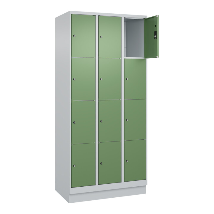 C+P Schließfachschrank Classic PLUS, Sockel, 3 Abteile, 1950x900x500mm, 7035/601 Innenhöhe Gefach oben (oberes 453 mm Front RAL 6011 Resedagrün