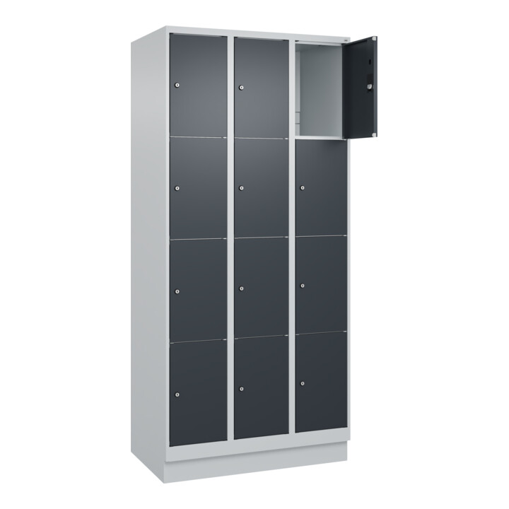 C+P Schließfachschrank Classic PLUS, Sockel, 3 Abteile, 1950x900x500mm, 7035/701 Innenhöhe Gefach oben (oberes 453 mm Front RAL 7016 Anthrazitgrau