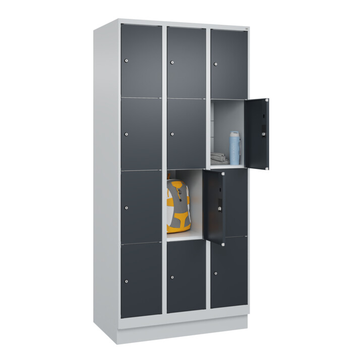 C+P Schließfachschrank Classic PLUS, Sockel, 3 Abteile, 1950x900x500mm, 7035/701 Innenhöhe Gefach oben (oberes 453 mm Front RAL 7016 Anthrazitgrau