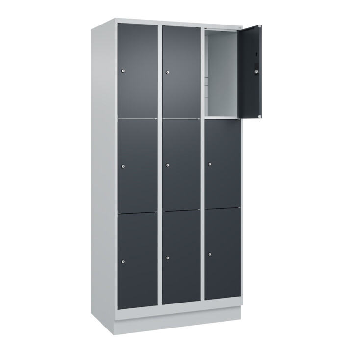 C+P Schließfachschrank Classic PLUS, Sockel, 3 Abteile, 1950x900x500mm, 7035/701 Innenhöhe Gefach oben (oberes 599 mm Front RAL 7016 Anthrazitgrau