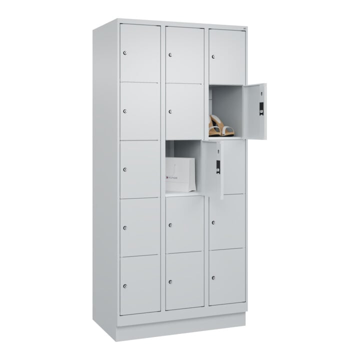 C+P Schließfachschrank Classic PLUS, Sockel, 3 Abteile, 1950x900x500mm, 7035/703 Innenhöhe Gefach oben (oberes 365 mm Front RAL 7035 Lichtgrau