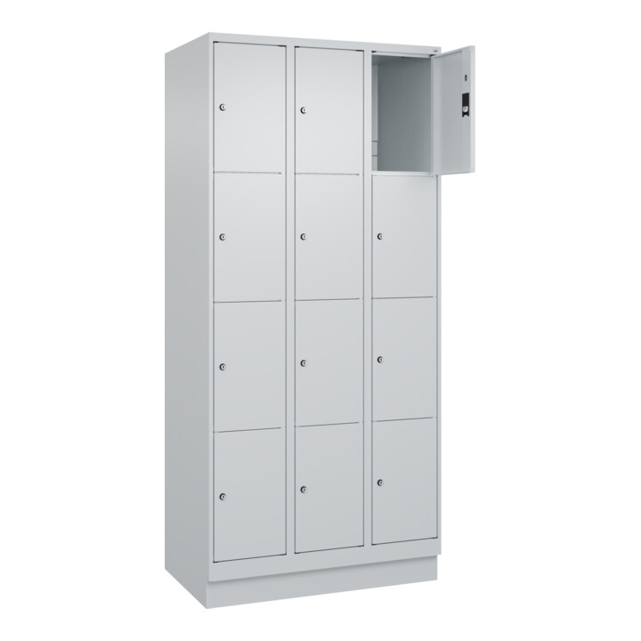 C+P Schließfachschrank Classic PLUS, Sockel, 3 Abteile, 1950x900x500mm, 7035/703 Innenhöhe Gefach oben (oberes 453 mm Front RAL 7035 Lichtgrau