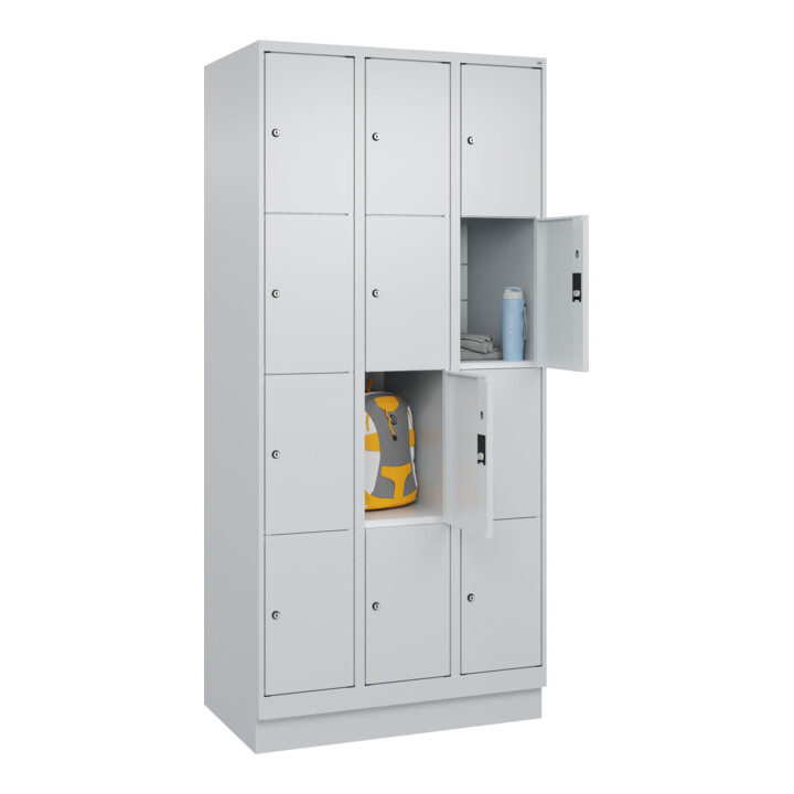 C+P Schließfachschrank Classic PLUS, Sockel, 3 Abteile, 1950x900x500mm, 7035/703 Innenhöhe Gefach oben (oberes 453 mm Front RAL 7035 Lichtgrau