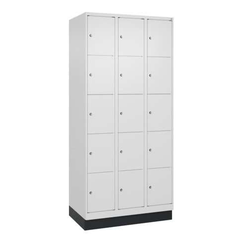 C+P Schließfachschrank Classic PLUS, Sockel, 3 Abteile, 1950x900x500mm, 9016/901 Innenhöhe Gefach oben (oberes 365 mm Front RAL 9016 Verkehrsweiß