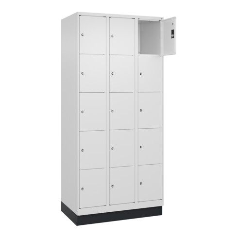 C+P Schließfachschrank Classic PLUS, Sockel, 3 Abteile, 1950x900x500mm, 9016/901 Innenhöhe Gefach oben (oberes 365 mm Front RAL 9016 Verkehrsweiß