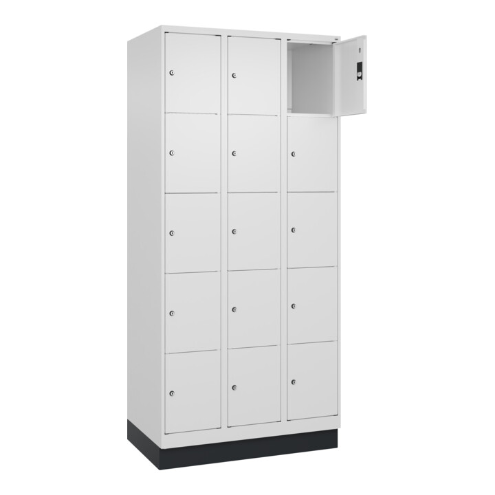 C+P Schließfachschrank Classic PLUS, Sockel, 3 Abteile, 1950x900x500mm, 9016/901 Innenhöhe Gefach oben (oberes 365 mm Front RAL 9016 Verkehrsweiß