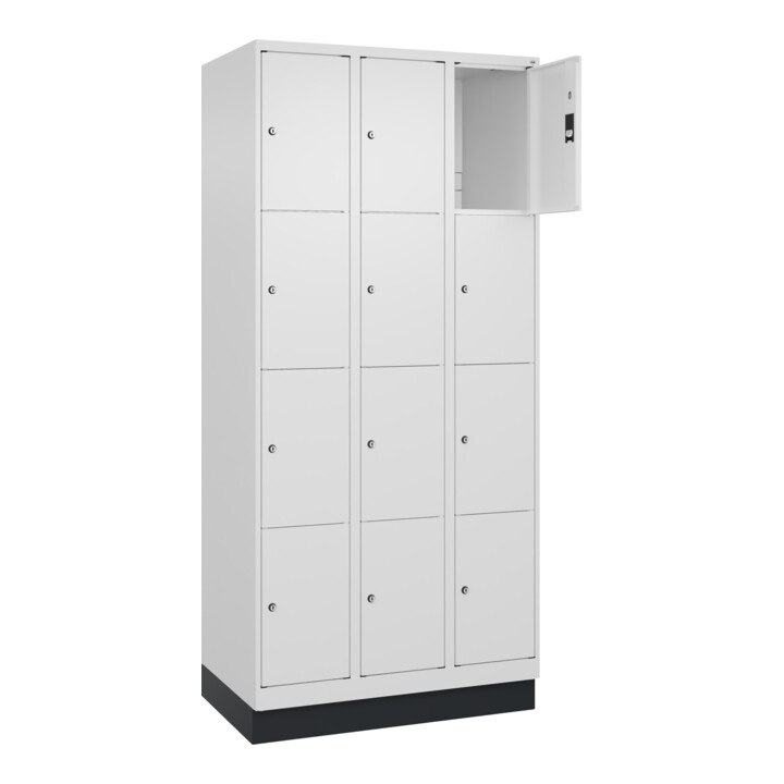 C+P Schließfachschrank Classic PLUS, Sockel, 3 Abteile, 1950x900x500mm, 9016/901 Innenhöhe Gefach oben (oberes 453 mm Front RAL 9016 Verkehrsweiß