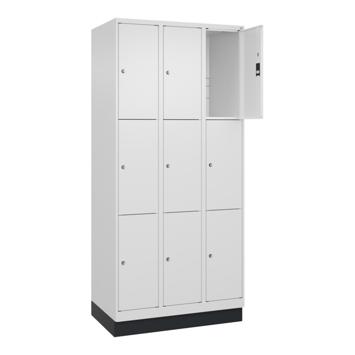 C+P Schließfachschrank Classic PLUS, Sockel, 3 Abteile, 1950x900x500mm, 9016/901 Innenhöhe Gefach oben (oberes 599 mm Front RAL 9016 Verkehrsweiß