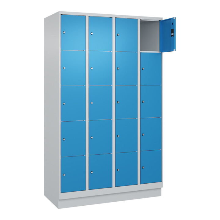 C+P Schließfachschrank Classic PLUS, Sockel, 4 Abteile, 1950x1200x500mm, 7035/50 Innenhöhe Gefach oben (oberes 365 mm Front RAL 5012 Lichtblau