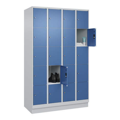 C+P Schließfachschrank Classic PLUS, Sockel, 4 Abteile, 1950x1200x500mm, 7035/50 Innenhöhe Gefach oben (oberes 365 mm Front RAL 5023 Fernblau