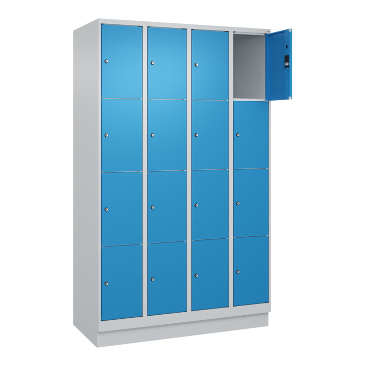 C+P Schließfachschrank Classic PLUS, Sockel, 4 Abteile, 1950x1200x500mm, 7035/50 Innenhöhe Gefach oben (oberes 453 mm Front RAL 5012 Lichtblau