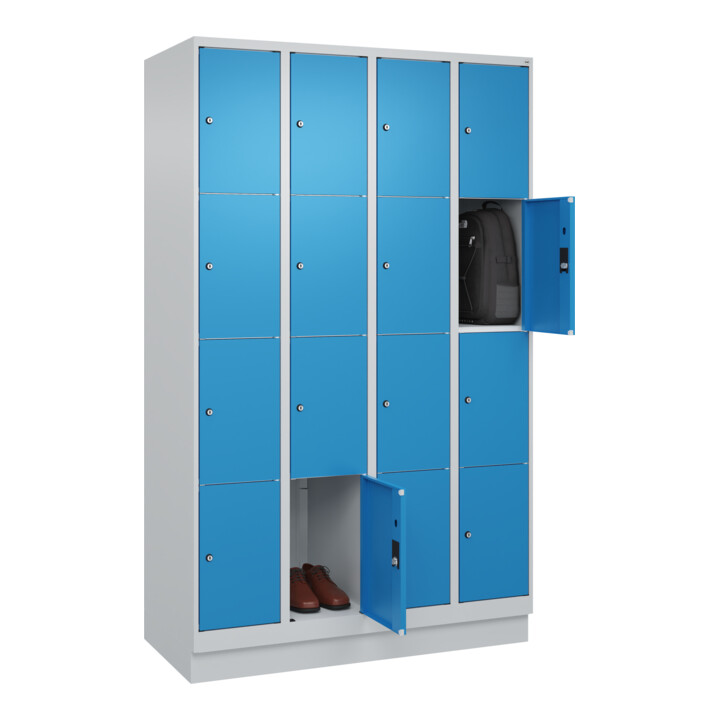 C+P Schließfachschrank Classic PLUS, Sockel, 4 Abteile, 1950x1200x500mm, 7035/50 Innenhöhe Gefach oben (oberes 453 mm Front RAL 5012 Lichtblau