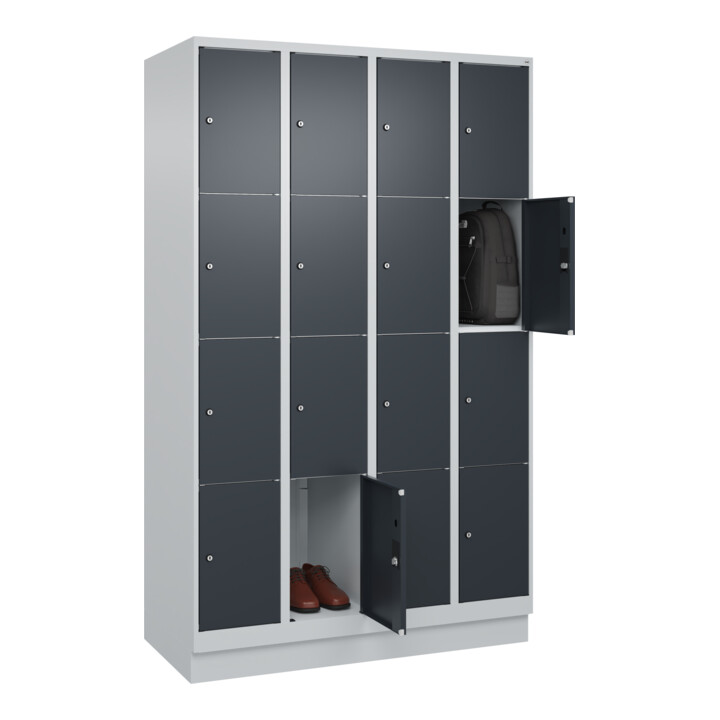 C+P Schließfachschrank Classic PLUS, Sockel, 4 Abteile, 1950x1200x500mm, 7035/70 Innenhöhe Gefach oben (oberes 453 mm Front RAL 7016 Anthrazitgrau
